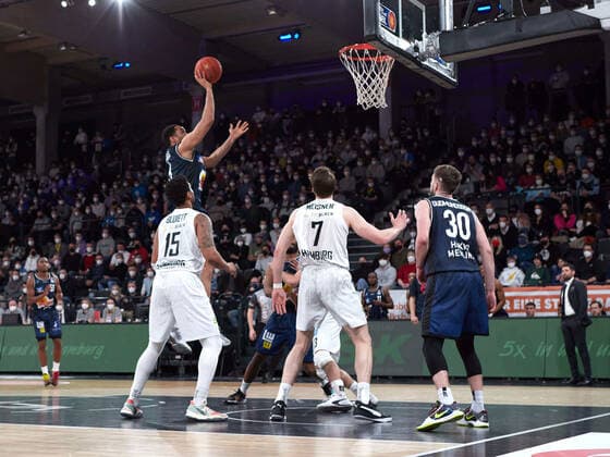 Jon Axel Gudmundsson HAKRO Merlins Crailsheim 30 , Elias Lasisi HAKRO Merlins Crailsheim 06 , Lukas Meisner Hamburg Towers 07 Hamburg Towers vs HAKRO Merlins Crailsheim, 1 Bundesliga, Basketball, easycredit BBL, Edel Optics Arena, Spielzeit 2021 2022, 28 Spieltag, 01 04 2022 Foto EIBNER Stephanie Zerbe Hamburg Towers vs HARKO Merlins Crailsheim, 1 Bundesliga, Basketball, easycredit BBL, Spielzeit 2021 2022, 28 Spieltag, 01 04 2022 Hamburg Copyright: xStephaniexZerbe xEibner-Pressefox EP_SZE