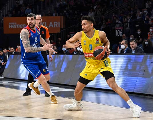 Adrien Moerman (L) of Anadolu Efes Istanbul and Maodo Lo (0) of Alba Berlin during the Turkish Airlines EuroLeague Regular Season Round 33 match between Anadolu Efes Istanbul and Alba Berlin at Sinan Erdem Sports Arena in Istanbul, Turkey , on April 01, 2022 