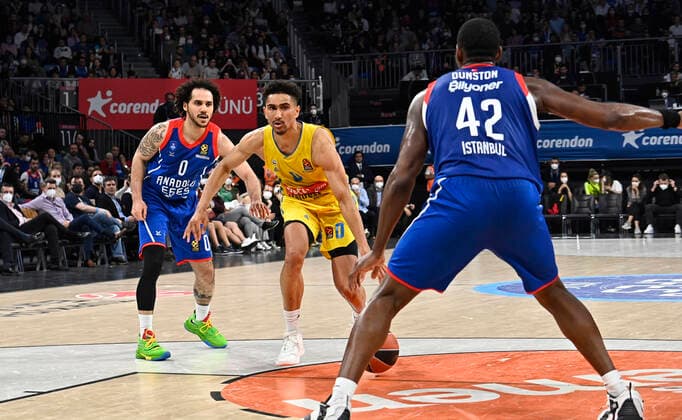 Shane Larkin (L) of Anadolu Efes Istanbul and Maodo Lo (R) of Alba Berlin during the Turkish Airlines EuroLeague Regular Season Round 33 match between Anadolu Efes Istanbul and Alba Berlin at Sinan Erdem Sports Arena in Istanbul, Turkey , on April 01, 2022 