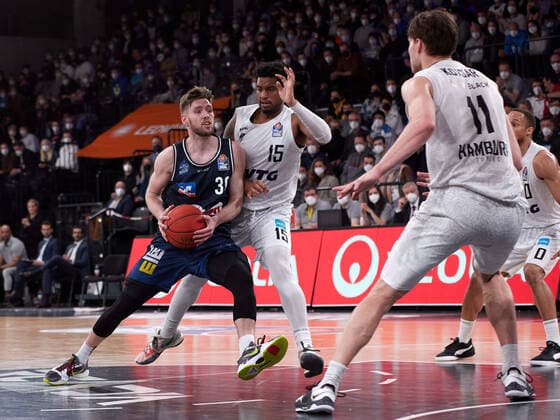 Jon Axel Gudmundsson HAKRO Merlins Crailsheim 30 , Maik Kotsar Hamburg Towers 11 Hamburg Towers vs HAKRO Merlins Crailsheim, 1 Bundesliga, Basketball, easycredit BBL, Edel Optics Arena, Spielzeit 2021 2022, 28 Spieltag, 01 04 2022 Foto EIBNER Stephanie Zerbe Hamburg Towers vs HARKO Merlins Crailsheim, 1 Bundesliga, Basketball, easycredit BBL, Spielzeit 2021 2022, 28 Spieltag, 01 04 2022 Hamburg Copyright: xStephaniexZerbe xEibner-Pressefox EP_SZE