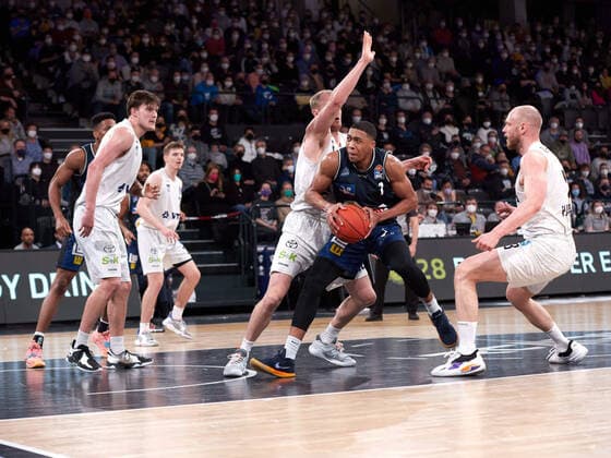 Jaren Lewis HAKRO Merlins Crailsheim 01 , Robin Christen Hamburg Towers 08 , Maik Kotsar Hamburg Towers 11 Hamburg Towers vs HAKRO Merlins Crailsheim, 1 Bundesliga, Basketball, easycredit BBL, Edel Optics Arena, Spielzeit 2021 2022, 28 Spieltag, 01 04 2022 Foto EIBNER Stephanie Zerbe Hamburg Towers vs HARKO Merlins Crailsheim, 1 Bundesliga, Basketball, easycredit BBL, Spielzeit 2021 2022, 28 Spieltag, 01 04 2022 Hamburg Copyright: xStephaniexZerbe xEibner-Pressefox EP_SZE