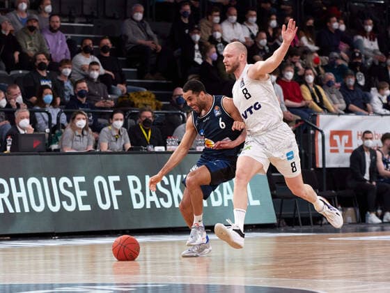 Elias Lasisi HAKRO Merlins Crailsheim 06 , Robin Christen Hamburg Towers 08 Hamburg Towers vs HAKRO Merlins Crailsheim, 1 Bundesliga, Basketball, easycredit BBL, Edel Optics Arena, Spielzeit 2021 2022, 28 Spieltag, 01 04 2022 Foto EIBNER Stephanie Zerbe Hamburg Towers vs HARKO Merlins Crailsheim, 1 Bundesliga, Basketball, easycredit BBL, Spielzeit 2021 2022, 28 Spieltag, 01 04 2022 Hamburg Copyright: xStephaniexZerbe xEibner-Pressefox EP_SZE
