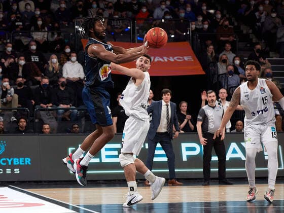 Terrell Harris HAKRO Merlins Crailsheim 08 , Max Dileo Hamburg Towers 03 Hamburg Towers vs HAKRO Merlins Crailsheim, 1 Bundesliga, Basketball, easycredit BBL, Edel Optics Arena, Spielzeit 2021 2022, 28 Spieltag, 01 04 2022 Foto EIBNER Stephanie Zerbe Hamburg Towers vs HARKO Merlins Crailsheim, 1 Bundesliga, Basketball, easycredit BBL, Spielzeit 2021 2022, 28 Spieltag, 01 04 2022 Hamburg Copyright: xStephaniexZerbe xEibner-Pressefox EP_SZE
