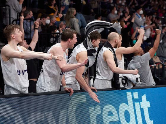 Great joy at the team Hamburg Towers about the high victory against Crailsheim Robin Christen Hamburg Towers 08 , Maik Kotsar Hamburg Towers 11 Hamburg Towers vs HAKRO Merlins Crailsheim, 1 Bundesliga, Basketball, easycredit BBL, Edel Optics Arena, Spielzeit 2021 2022, 28 Spieltag, 01 04 2022 Foto EIBNER Stephanie Zerbe Hamburg Towers vs HARKO Merlins Crailsheim, 1 Bundesliga, Basketball, easycredit BBL, Spielzeit 2021 2022, 28 Spieltag, 01 04 2022 Hamburg Copyright: xStephaniexZerbe xEibner-Pressefox EP_SZE