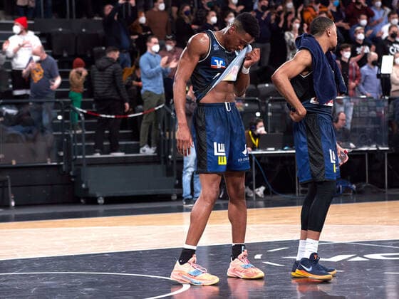 The disappointment is great about the missed playoffs Richmond Aririguzoh HAKRO Merlins Crailsheim 34 , Elias Lasisi HAKRO Merlins Crailsheim 06 , Hamburg Towers vs HAKRO Merlins Crailsheim, 1 Bundesliga, Basketball, easycredit BBL, Edel Optics Arena, season 2021 2022, 28 matchday, 01 04 2022 Photo EIBNER Stephanie Zerbe Hamburg Towers vs HAKRO Merlins Crailsheim, 1 Bundesliga, Basketball, easycredit BBL, season 2021 2022, 28 matchday, 01 04 2022 Hamburg Copyright: xStephaniexZerbe xEibner-Pressefox EP_SZE