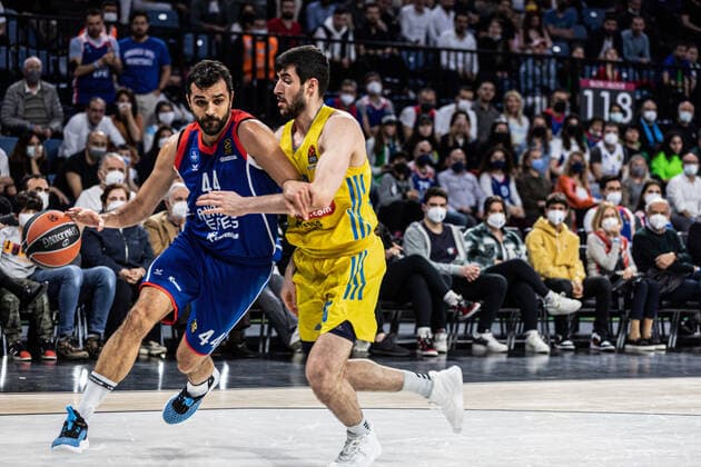 April 1, 2022, Istanbul, Turkey: Yovel Zoosman (R) of Alba Berlin and Krunoslav Simon (L) of Anadolu Efes Istanbul seen in action during the Round 33 of the 2021 2022 Turkish Airlines Euroleague Regular Season at Sinan Erdem Dome. .Final score; Anadolu Efes 87:77 Alba Berlin. Istanbul Turkey - ZUMAs197 20220401_zaa_s197_225 Copyright: xNicholasxMullerx