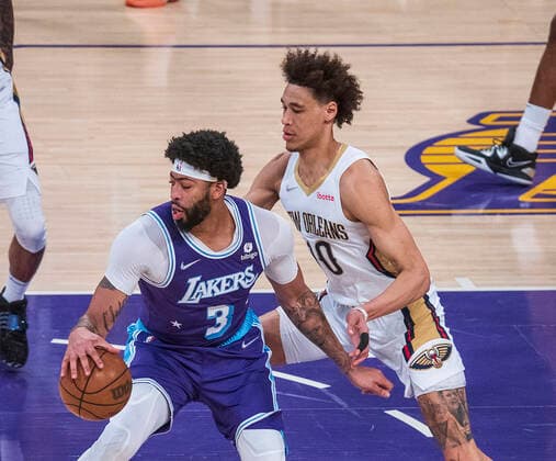 Jaxson Hayes (R) of the New Orleans Pelicans disputes the ball with Anthony Davis of the Los Angeles Lakers, during an NBA, Basketball Herren, USA game played at the Crypto.com Arena, in Los Angeles, United States, 01 April 2022. EFE Javier Rojas Los Angeles Lakers vs New Orleans Pelicans !ACHTUNG: NUR REDAKTIONELLE NUTZUNG!  Copyright: xJavierxRojasx AME8144 20220402-52864c48696530adb5a460f9040f08358c5073e4