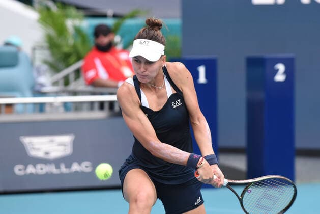MIAMI GARDENS, FL - APRIL 1: Catherine McNally hits a backhand during the Women™s doubles semifinal for the Miami Open on April 1, 2022, at Hard Rock Stadium in Miami Gardens, Florida. (Photo by Michele Eve Sandberg Icon Sportswire) TENNIS: APR 01 Miami Open Icon220401605