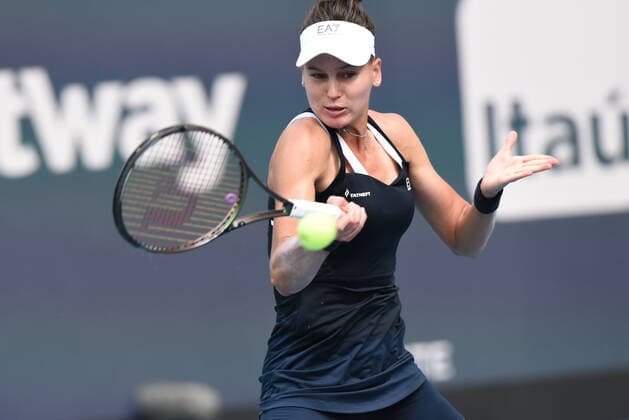 MIAMI GARDENS, FL - APRIL 1: Veronika Kudermetova of Russia serves during the Women™s doubles semifinal for the Miami Open on April 1, 2022, at Hard Rock Stadium in Miami Gardens, Florida. (Photo by Michele Eve Sandberg Icon Sportswire) TENNIS: APR 01 Miami Open Icon220401674