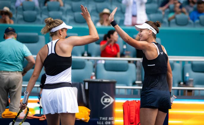 April 1, 2022, MIAMI, FLORIDA, UNITED STATES: Elise Mertens of Belgium & Veronika Kudermetova of Russia in action during the doubles semi-final of the 2022 Miami Open WTA, Tennis Damen 1000 tennis tournament MIAMI UNITED STATES - ZUMAa181 20220401_zaa_a181_011 Copyright: xRobxPrangex