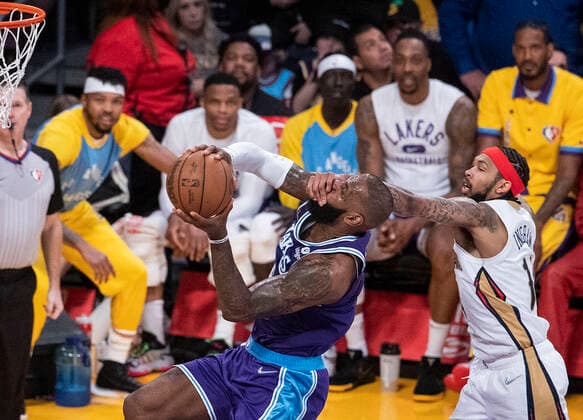 April 1, 2022, Los Angeles, California, USA: LeBron James 6 of the Los Angeles Lakers is fouled by Brandon Ingram 14 of the New Orleans Pelicans as he goes for a basket during their NBA, Basketball Herren, USA game on Friday April 1, 2022 at Crypto.com Arena in Los Angeles, California. Lakers lose to Pelicans, 111-114. PI Los Angeles USA - ZUMAp124 20220401_zaa_p124_042 Copyright: xJAVIERxROJASx