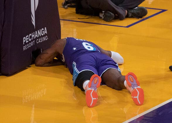 April 1, 2022, Los Angeles, California, USA: LeBron James 6 of the Los Angeles Lakers lays on the sidelines after being fouled by Brandon Ingram 14 of the New Orleans Pelicans during their NBA, Basketball Herren, USA game on Friday April 1, 2022 at Crypto.com Arena in Los Angeles, California. Lakers lose to Pelicans, 111-114. PI Los Angeles USA - ZUMAp124 20220401_zaa_p124_043 Copyright: xJAVIERxROJASx