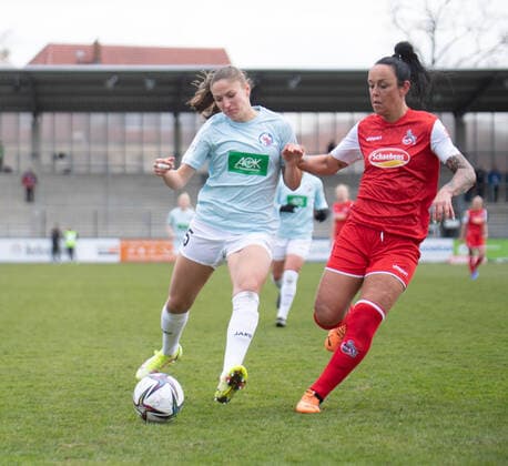 Melissa Kössler 25 Potsdam and Peggy Kuznik 21 FC Cologne in action during the Flyeralarm womens Bundesliga match 1 FFC Turbine Potsdam 1 FC Köln on 02 04 2022 Potsdam Karl Liebnkecht Stadion Brandenburg Germany