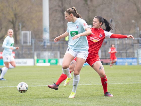 Melissa Kössler 25 Potsdam and Francesca Calo 2 FC Cologne in action during the Flyeralarm womens Bundesliga match 1 FFC Turbine Potsdam 1 FC Köln on 02 04 2022 Potsdam Karl Liebnkecht Stadion Brandenburg Germany