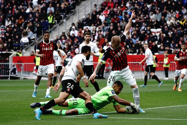 Walter Benitez (OGC Nice) - Gaetan Laborde (Stade Rennais) - Melvin Bard (OGC Nice) FOOTBALL : OGC Nice vs Rennes - Ligue 1 Uber Eats - Nice - 02 04 2022 NorbertScanella Panoramic 