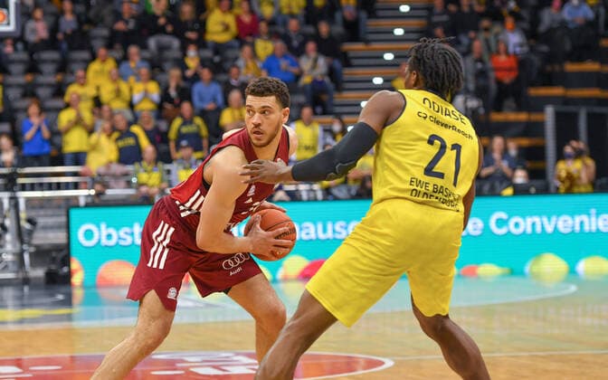 GER, Basketball,easy Credit BBL, EWE Baskets Oldenburg vs FC Bayern Munich Basketball 02 04 2022, EWE Arena, Oldenburg, GER, easy Credit BBL, EWE Baskets Oldenburg vs FC Bayern Munich Basketball , pictured Gavin SCHILLING FC Bayern Munich Basketball 34 Tai ODIASE EWE Baskets Oldenburg 21 nordphotoxRojahn nph00310