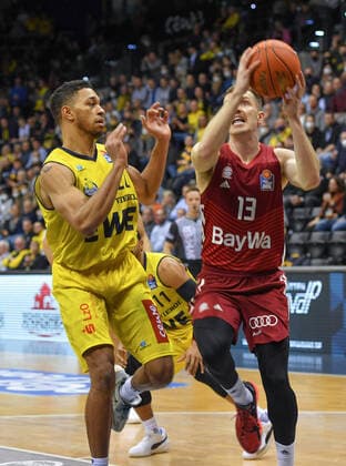 GER, Basketball,easy Credit BBL, EWE Baskets Oldenburg vs FC Bayern Munich Basketball 02 04 2022, EWE Arena, Oldenburg, GER, easy Credit BBL, EWE Baskets Oldenburg vs FC Bayern Munich Basketball , in picture Andreas OBST FC Bayern Munich Basketball 13 TJ HOLYFIELD EWE Baskets Oldenburg 22 nordphotoxRojahn nph00310