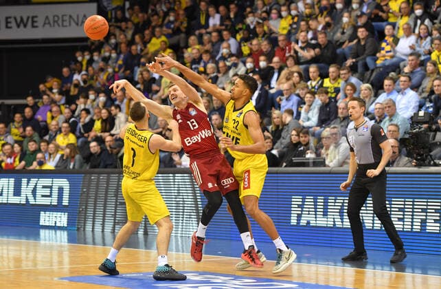 GER, Basketball,easy Credit BBL, EWE Baskets Oldenburg vs FC Bayern Munich Basketball 02 04 2022, EWE Arena, Oldenburg, GER, easy Credit BBL, EWE Baskets Oldenburg vs FC Bayern Munich Basketball , in picture Andreas OBST FC Bayern Munich Basketball 13 Max HEIDEGGER EWE Baskets Oldenburg 3 TJ HOLYFIELD EWE Baskets Oldenburg 22 nordphotoxRojahn nph00310