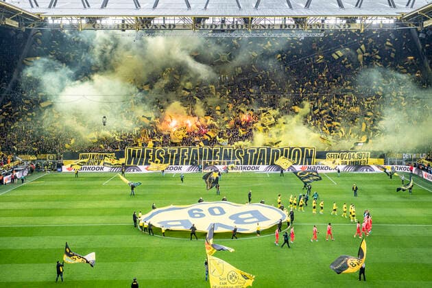 Bilder des Jahres 2022, Sport 04 April Sport Themen der Woche KW13 Sport Bilder des Tages Fußball: 1. Bundesliga, 28. Spieltag, Borussia Dortmund - RB Leipzig am 02.04.2022 im Signal-Iduna-Park in Dortmund (Nordrhein-Westfalen). Die Fans zünden Bengalis. DFL REGULATIONS PROHIBIT ANY USE OF PHOTOGRAPHS AS IMAGE SEQUENCES AND OR QUASI-VIDEO. *** Soccer 1 Bundesliga, 28 Matchday, Borussia Dortmund RB Leipzig on 02 04 2022 at Signal Iduna Park in Dortmund North Rhine Westphalia The fans ignite Bengalis DFL REGULATES PROHIBIT ANY USE OF PHOTOGRAPHS AS IMAGE SEQUENCES AND OR QUASI VIDEO Copyright: xDavidxInderliedx