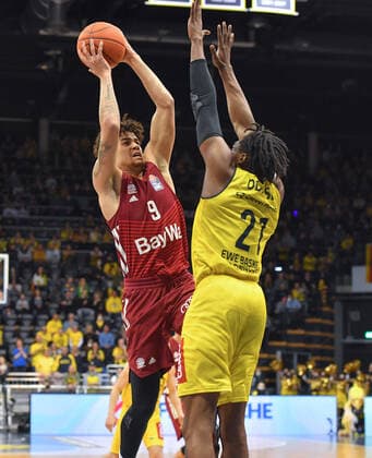 GER, Basketball,easy Credit BBL, EWE Baskets Oldenburg vs FC Bayern Munich Basketball 02 04 2022, EWE Arena, Oldenburg, GER, easy Credit BBL, EWE Baskets Oldenburg vs FC Bayern Munich Basketball , in picture Joshua OBIESIE FC Bayern Munich Basketball 9 Tai ODIASE EWE Baskets Oldenburg 21 nordphotoxRojahn nph00310