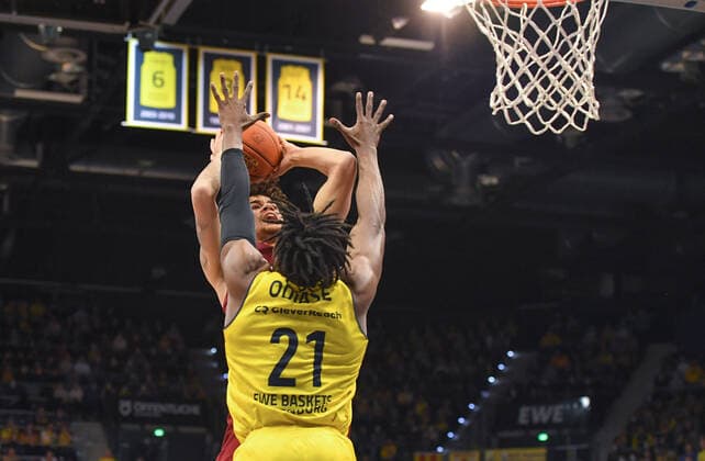 GER, Basketball,easy Credit BBL, EWE Baskets Oldenburg vs FC Bayern Munich Basketball 02 04 2022, EWE Arena, Oldenburg, GER, easy Credit BBL, EWE Baskets Oldenburg vs FC Bayern Munich Basketball , in picture Joshua OBIESIE FC Bayern Munich Basketball 9 Tai ODIASE EWE Baskets Oldenburg 21 nordphotoxRojahn nph00310