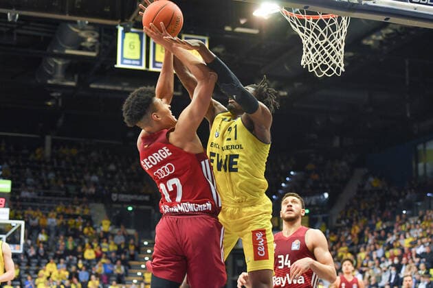 GER, Basketball,easy Credit BBL, EWE Baskets Oldenburg vs FC Bayern Munich Basketball 02 04 2022, EWE Arena, Oldenburg, GER, easy Credit BBL, EWE Baskets Oldenburg vs FC Bayern Munich Basketball , pictured Tai ODIASE EWE Baskets Oldenburg 21 Jason GEORGE FC Bayern Munich Basketball 12 nordphotoxRojahn nph00310
