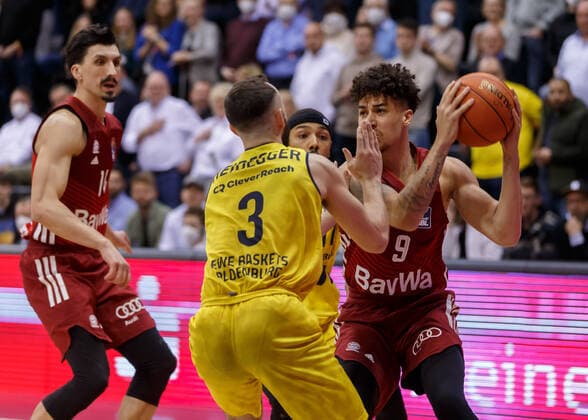 Oldenburg, Lower Saxony, DEU, 02 04 2022, Joshua Obiesie right, FC Bayern Basketball and Max Heidegger EWE Baskets Oldenburg EWE Baskets Oldenburg vs FC Bayern Basketball 1 Basketball Bundesliga Saison 2021 2022, 28 Spieltag, Grosse EWE Arena EWE Baskets Oldenburg vs FC Bayern Basketball