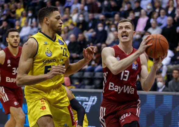 Oldenburg, Lower Saxony, DEU, 02 04 2022, Andreas Obst right, FC Bayern Basketball and TJ Holyfield left, EWE Baskets Oldenburg EWE Baskets Oldenburg vs FC Bayern Basketball 1 Basketball Bundesliga Saison 2021 2022, 28 Spieltag, Grosse EWE Arena EWE Baskets Oldenburg vs FC Bayern Basketball