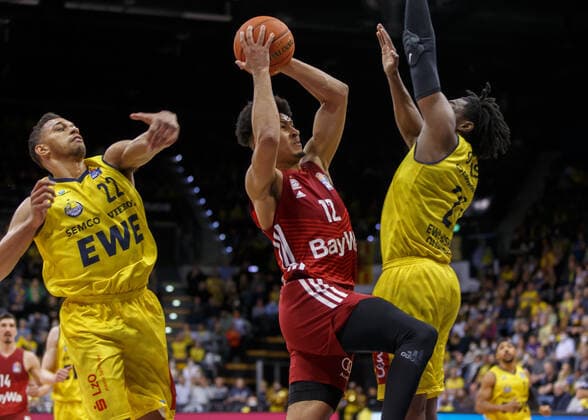 Oldenburg, Lower Saxony, DEU, 02 04 2022, Jason George center, FC Bayern Basketball , TJ Holyfield left, EWE Baskets Oldenburg and Tai Odiase right, EWE Baskets Oldenburg EWE Baskets Oldenburg vs FC Bayern Basketball 1 Basketball Bundesliga season 2021 2022, 28 match day, Grosse EWE Arena EWE Baskets Oldenburg vs FC Bayern Basketball