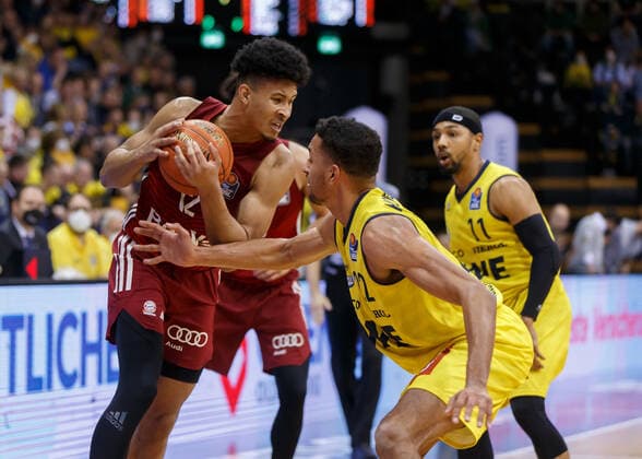 Oldenburg, Lower Saxony, DEU, 02 04 2022, Jason George left, FC Bayern Basketball unnd TJ Holyfield right, EWE Baskets Oldenburg EWE Baskets Oldenburg vs FC Bayern Basketball 1 Basketball Bundesliga Saison 2021 2022, 28 Spieltag, Grosse EWE Arena EWE Baskets Oldenburg vs FC Bayern Basketball