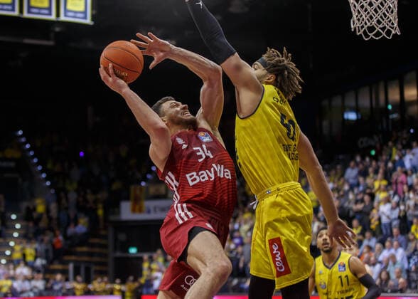 Oldenburg, Lower Saxony, DEU, 02 04 2022, Gavin Schilling left, FC Bayern Basketball and Reggie Lynch right, EWE Baskets Oldenburg EWE Baskets Oldenburg vs FC Bayern Basketball 1 Basketball Bundesliga Saison 2021 2022, 28 Spieltag, Grosse EWE Arena EWE Baskets Oldenburg vs FC Bayern Basketball