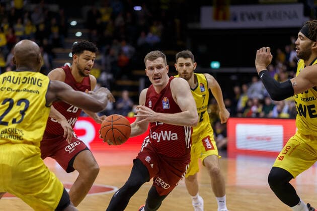 Oldenburg, Lower Saxony, DEU, 02 04 2022, Andreas Obst center, FC Bayern Basketball , Marvin Ogunsipe FC Bayern Basketball and Rickey Paulding left, EWE Baskets Oldenburg EWE Baskets Oldenburg vs FC Bayern Basketball 1 Basketball Bundesliga season 2021 2022, 28 matchday, Grosse EWE Arena EWE Baskets Oldenburg vs FC Bayern Basketball