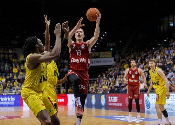 Oldenburg, Lower Saxony, DEU, 02 04 2022, Andreas Obst center, FC Bayern Basketball and Tai Odiase left, EWE Baskets Oldenburg EWE Baskets Oldenburg vs FC Bayern Basketball 1 Basketball Bundesliga Saison 2021 2022, 28 Spieltag, Grosse EWE Arena EWE Baskets Oldenburg vs FC Bayern Basketball