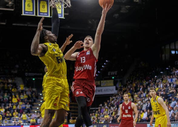 Oldenburg, Lower Saxony, DEU, 02 04 2022, Andreas Obst center, FC Bayern Basketball and Tai Odiase left, EWE Baskets Oldenburg EWE Baskets Oldenburg vs FC Bayern Basketball 1 Basketball Bundesliga Saison 2021 2022, 28 Spieltag, Grosse EWE Arena EWE Baskets Oldenburg vs FC Bayern Basketball