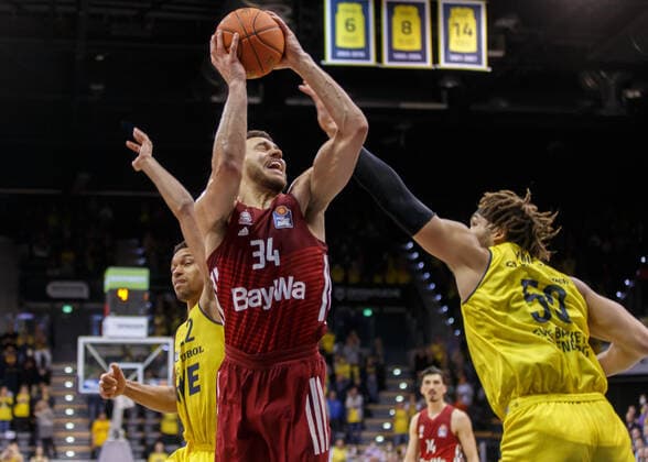 Oldenburg, Lower Saxony, DEU, 02 04 2022, Gavin Schilling center, FC Bayern Basketball , Reggie Lynch right, EWE Baskets Oldenburg and TJ Holyfield left, EWE Baskets Oldenburg EWE Baskets Oldenburg vs FC Bayern Basketball 1 Basketball Bundesliga season 2021 2022, 28 match day, Grosse EWE Arena EWE Baskets Oldenburg vs FC Bayern Basketball