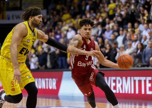 Oldenburg, Lower Saxony, DEU, 02 04 2022, Joshua Obiesie right, FC Bayern Basketball and Reggie Lynch left, EWE Baskets Oldenburg EWE Baskets Oldenburg vs FC Bayern Basketball 1 Basketball Bundesliga Saison 2021 2022, 28 Spieltag, Grosse EWE Arena EWE Baskets Oldenburg vs FC Bayern Basketball