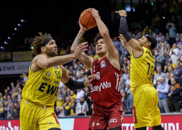 Oldenburg, Lower Saxony, DEU, 02 04 2022, Joshua Obiesie center, FC Bayern Basketball , Reggie Lynch left, EWE Baskets Oldenburg and Phil Pressey right, EWE Baskets Oldenburg EWE Baskets Oldenburg vs FC Bayern Basketball 1 Basketball Bundesliga season 2021 2022, 28 match day, Grosse EWE Arena EWE Baskets Oldenburg vs FC Bayern Basketball