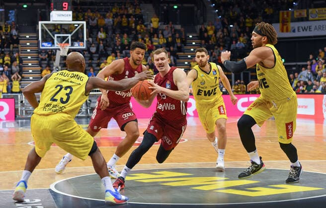 GER, Basketball,easy Credit BBL, EWE Baskets Oldenburg vs FC Bayern Munich Basketball 02 04 2022, EWE Arena, Oldenburg, GER, easy Credit BBL, EWE Baskets Oldenburg vs FC Bayern Munich Basketball , in picture Rickey PAULDING EWE Baskets Oldenburg 23 Andreas OBST FC Bayern Munich Basketball 13 Sebastian HERRERA EWE Baskets Oldenburg 7 Reggie LYNCH EWE Baskets Oldenburg 50 nordphotoxRojahn nph00310