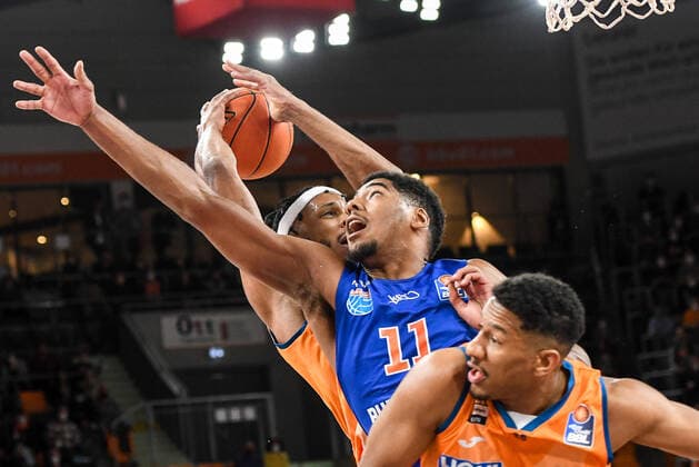 GER, BBL, ratiopharm Ulm vs Syntainics MBC 02 04 2022, ratiopharm arena, New Ulm, GER, BBL, ratiopharm Ulm vs Syntainics MBC, pictured fighting for the rebound, Jaron Blossomgame Ulm, 4 , Kostja Mushidi Syntainics, 11 , Karim Jallow Ulm, 35 nordphotoxGmbHx xHafner nph00200