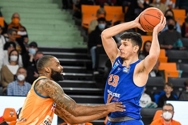 GER, BBL, ratiopharm Ulm vs Syntainics MBC 02 04 2022, ratiopharm arena, New Ulm, GER, BBL, ratiopharm Ulm vs Syntainics MBC, in picture Sean Evans Ulm, 5 , Goran Huskic Syntainics, 23 nordphotoxGmbHx xHafner nph00200