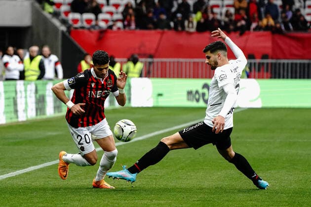 Youcef Atal (OGC Nice) - Martin Terrier (Stade Rennais) FOOTBALL : OGC Nice vs Rennes - Ligue 1 Uber Eats - Nice - 02 04 2022 NorbertScanella Panoramic 