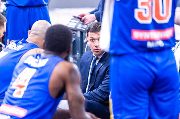 Igor Jovovic Headcoach, Syntainics MBC in the quarter break with his team GER, Basketball, easyCredit Basketball Bundesliga, Spieltag 28, Ratiopharm Ulm vs Syntainics MBC, 02 04 2022, GER, Basketball, easyCredit Basketball Bundesliga, Spieltag 28, Ratiopharm Ulm vs Syntainics MBC, 02 04 2022 Neu Ulm Copyright: xEibner-Pressefotox EP_FWF