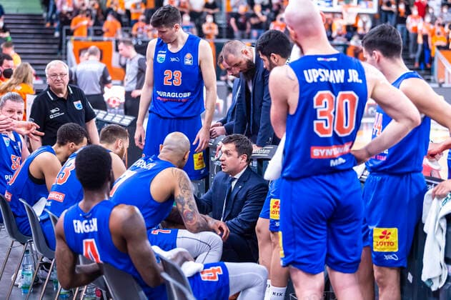 Igor Jovovic Headcoach, Syntainics MBC in the quarter break with his team GER, Basketball, easyCredit Basketball Bundesliga, Spieltag 28, Ratiopharm Ulm vs Syntainics MBC, 02 04 2022, GER, Basketball, easyCredit Basketball Bundesliga, Spieltag 28, Ratiopharm Ulm vs Syntainics MBC, 02 04 2022 Neu Ulm Copyright: xEibner-Pressefotox EP_FWF