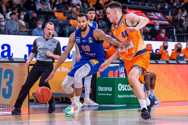 Jamel Morris 20, Syntainics MBC dribbling against Fedor Zugic 44, Ratiopharm Ulm GER, Basketball, easyCredit Basketball Bundesliga, Matchday 28, Ratiopharm Ulm vs Syntainics MBC, 02 04 2022, GER, Basketball, easyCredit Basketball Bundesliga, Matchday 28, Ratiopharm Ulm vs Syntainics MBC, 02 04 2022 New Ulm. Copyright: xEibner-Pressefotox EP_FWF