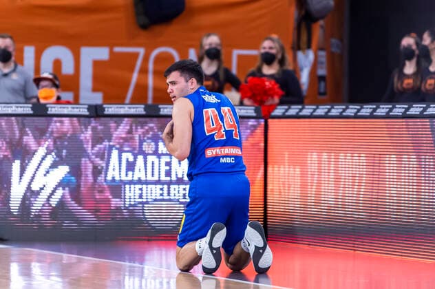 Nikola Rebic 44, Syntainics MBC with cut on nose after collision with Sean Evans 5, Ratiopharm Ulm GER, Basketball, easyCredit Basketball Bundesliga, Matchday 28, Ratiopharm Ulm vs Syntainics MBC, 02 04 2022, GER, Basketball, easyCredit Basketball Bundesliga, Matchday 28, Ratiopharm Ulm vs Syntainics MBC, 02 04 2022 New Ulm. Copyright: xEibner-Pressefotox EP_FWF