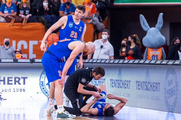 Nikola Rebic 44, Syntainics MBC with cut on the nose after a collision with Sean Evans 5, Ratiopharm Ulm and is provided by the attendant Goran Huskic 23, Syntainics MBC and Reggie Upshaw 30, Syntainics MBC at their teammate GER, Basketball, easyCredit Basketball Bundesliga, Matchday 28, Ratiopharm Ulm vs Syntainics MBC, 02 04 2022, GER, Basketball, easyCredit Basketball Bundesliga, Matchday 28, Ratiopharm Ulm vs Syntainics MBC, 02 04 2022 Neu Ulm Copyright: xEibner-Pressefotox EP_FWF