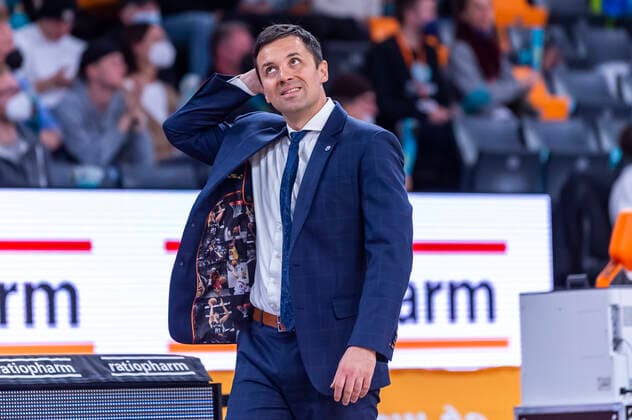 Igor Jovovic head coach, Syntainics MBC looks at scoreboard before halftime GER, Basketball, easyCredit Basketball Bundesliga, Spieltag 28, Ratiopharm Ulm vs Syntainics MBC, 02 04 2022, GER, Basketball, easyCredit Basketball Bundesliga, Spieltag 28, Ratiopharm Ulm vs Syntainics MBC, 02 04 2022 New Ulm. Copyright: xEibner-Pressefotox EP_FWF