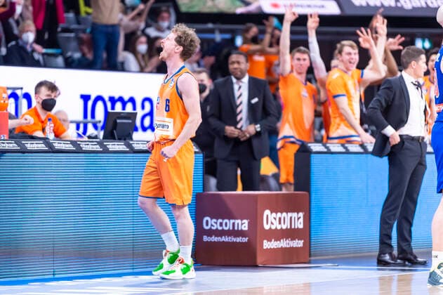 Per Guenther 6, Ratiopharm Ulm after his point seconds before halftime GER, Basketball, easyCredit Basketball Bundesliga, Spieltag 28, Ratiopharm Ulm vs Syntainics MBC, 02 04 2022, GER, Basketball, easyCredit Basketball Bundesliga, Spieltag 28, Ratiopharm Ulm vs Syntainics MBC, 02 04 2022 Neu Ulm Copyright: xEibner-Pressefotox EP_FWF