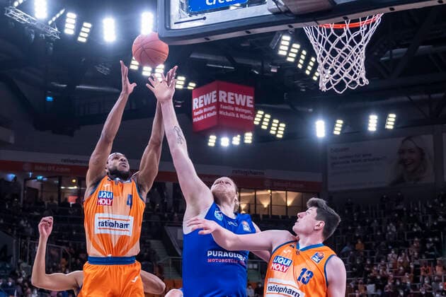 Jaron Blossomgame 4, Ratiopharm Ulm with John Bryant 54, Syntainics MBC and Nicolas Bretzel 13, Ratiopharm Ulm GER, Basketball, easyCredit Basketball Bundesliga, Matchday 28, Ratiopharm Ulm vs Syntainics MBC, 02 04 2022, GER, Basketball, easyCredit Basketball Bundesliga, Matchday 28, Ratiopharm Ulm vs Syntainics MBC, 02 04 2022 New Ulm. Copyright: xEibner-Pressefotox EP_FWF