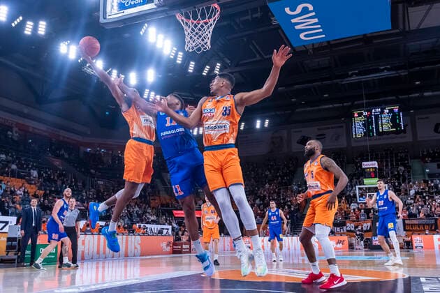 Rebound by Jaron Blossomgame 4, Ratiopharm Ulm , Kostja Mushidi 11, Syntainics MBC and Karim Jallow 35, Ratiopharm Ulm GER, Basketball, easyCredit Basketball Bundesliga, Matchday 28, Ratiopharm Ulm vs Syntainics MBC, 02 04 2022, GER, Basketball, easyCredit Basketball Bundesliga, Matchday 28, Ratiopharm Ulm vs Syntainics MBC, 02 04 2022 New Ulm Copyright: xEibner-Pressefotox EP_FWF